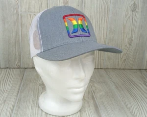 Hurley Men's Trucker Grey / White Snapback Hat Mesh Pride Icon Rainbow NEW - Foto 1 di 8