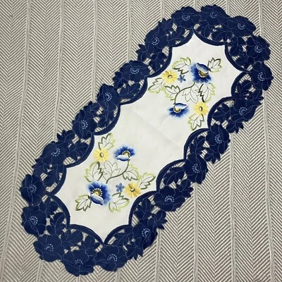Corredor de mesa floral bordado y corte azul encaje ribete 15x34 poliéster Foto 1 de 4