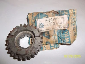 YAMAHA NOS MX250 MX360 DT250 DT360 DT400 4TH WHEEL GEAR 438-17241-00-00 lb - Picture 1 of 4