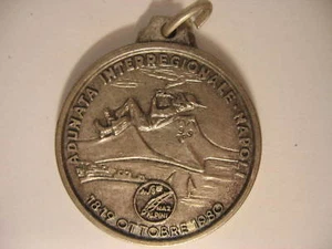 MEDAGLIE ALPINI NAPOLI ADUNATA INTERREGIONALE 1980 50° FONDAZIONE ALPINE MEDALS - Foto 1 di 1
