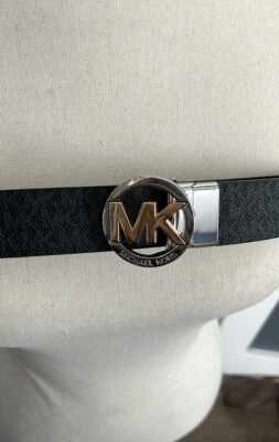 Cinturón reversible con monograma con logotipo de Michael Kors negro marrón Foto 1 de 4