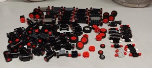 Enorme Lotto Vintage LEGO Bulk RUOTE Pneumatici Assi Auto Veicolo Lotto Ricambi Treno Pezzi - Foto 1 di 7