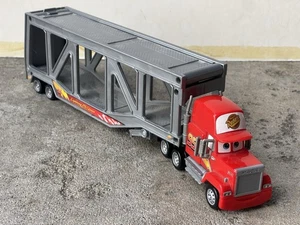 Disney Cars Rust-Eze Mack Superliner Camion con Rimorchio Porta Auto 2006 - Foto 1 di 12