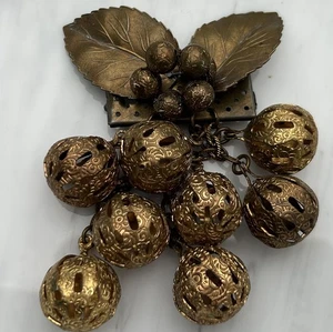 Broche vintage años 40 bolas de filigrana tono dorado cuentas y hojas - Imagen 1 de 4
