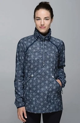 LN MUJER PEQUEÑA (busto 40”) LULULEMON CHAQUETA DE LLUVIA CON CAPUCHA MISS MISTY AZUL BLANCO Foto 1 de 4