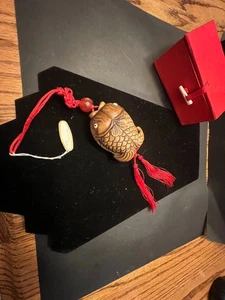 Carson Pirie Scott INRO Holz Schmuckstück Ende 1990er Doppelfisch - Bild 1 von 10