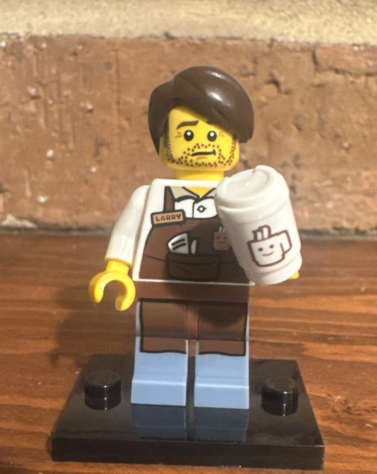 Auténtica Minifigura LEGO Película Larry el Barista | #71004 | Completa con Café Foto 1 de 3