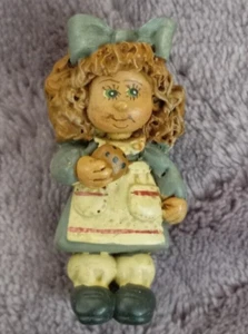 Spilla biscotto bambina in resina 2" vintage - Foto 1 di 2