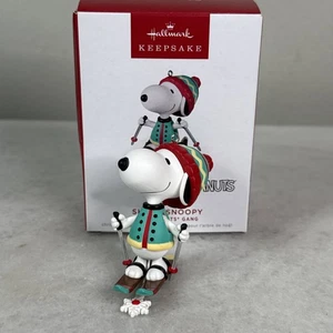Hallmark Action Ornament Peanuts Gang Skiing Snoopy Moves by Pull String 2022 - Picture 1 of 6