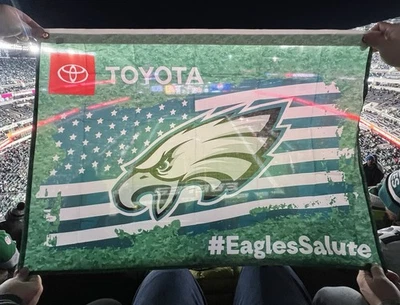 PHILADELPHIA EAGLES 2025 SALUDO AL SERVICIO BANDERA BANDERA 16/11/25 LEONES DETROIT Foto 1 de 2