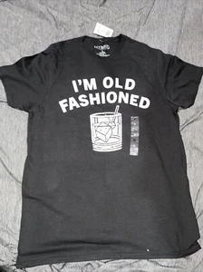 NUEVO CON ETIQUETAS Ropa Híbrida Hombre Gráfico Mediano Camiseta "I'm Old Fashion" Negro - Imagen 1 de 6