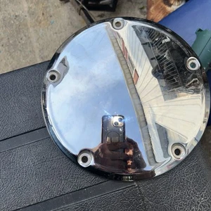 Cubierta de embrague Derby cromada Touring Dyna Softail Harley-Davidson OEM 60769-06 - Imagen 1 de 4