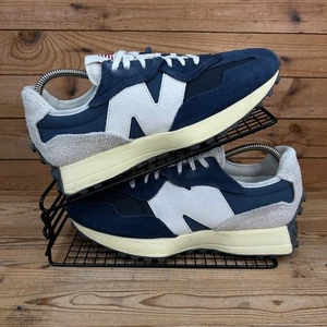 New Balance 327 Turnschuhe Herren Größe UK 8,5 marineblau grau Wildleder Freizeit adrette Schuhe Neu mit Karton - Bild 1 von 13