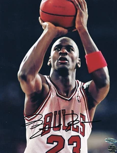CHICAGO BULLS MICHAEL JORDAN SIGNED/AUTOGRAPHED 8 1/2 X 11 PHOTO W/dual COA's - Picture 1 of 2