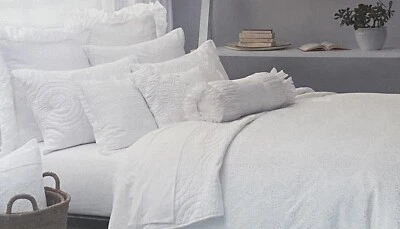 Almohada falsa estándar DKNY blanco puro romance simulada ojales Donna Karan Foto 1 de 2