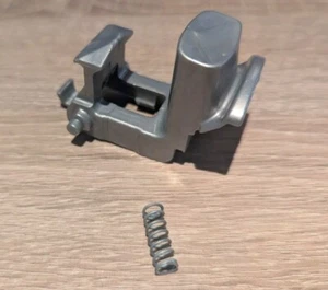 Dyson DC25 Cyclone Release Catch inklusive Feder - Bild 1 von 1