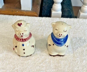 VINTAGE SHAWNEE 3" Winnie and Smiley Pig SALT & PEPPER SHAKERS - Picture 1 of 2