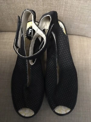 FLY London 女式 Yala 穿孔露趾楔形黑色 EU 40/ US 9-9.5 — 第 1/4 张图片