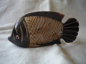 Pequeño pez de madera tallada - Imagen 1 de 8