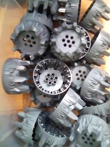 Lego Gris Azulado Oscuro Rueda Plástico Duro con Tacos y Bridas Grandes 2 Piezas - Imagen 1 de 1