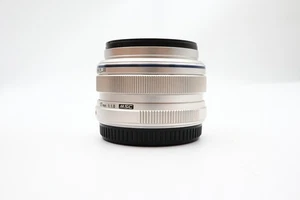 OLYMPUS M.ZUIKO DIGITAL 17mm F1.8 SILBER für M4/3 Mount - Bild 1 von 12