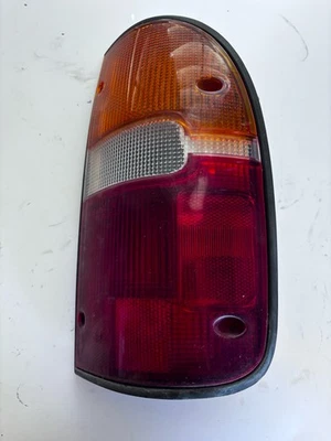 Señal de giro trasero derecho Toyota Tacoma 96 Foto 1 de 4