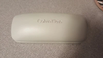 Estojo de óculos de sol cinza com capa dura Calvin Klein - Imagem 1 de 2