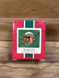 De colección 1986 Hallmark adorno artesanal (acorn Inn) ardilla adorno de Navidad - Imagen 1 de 3