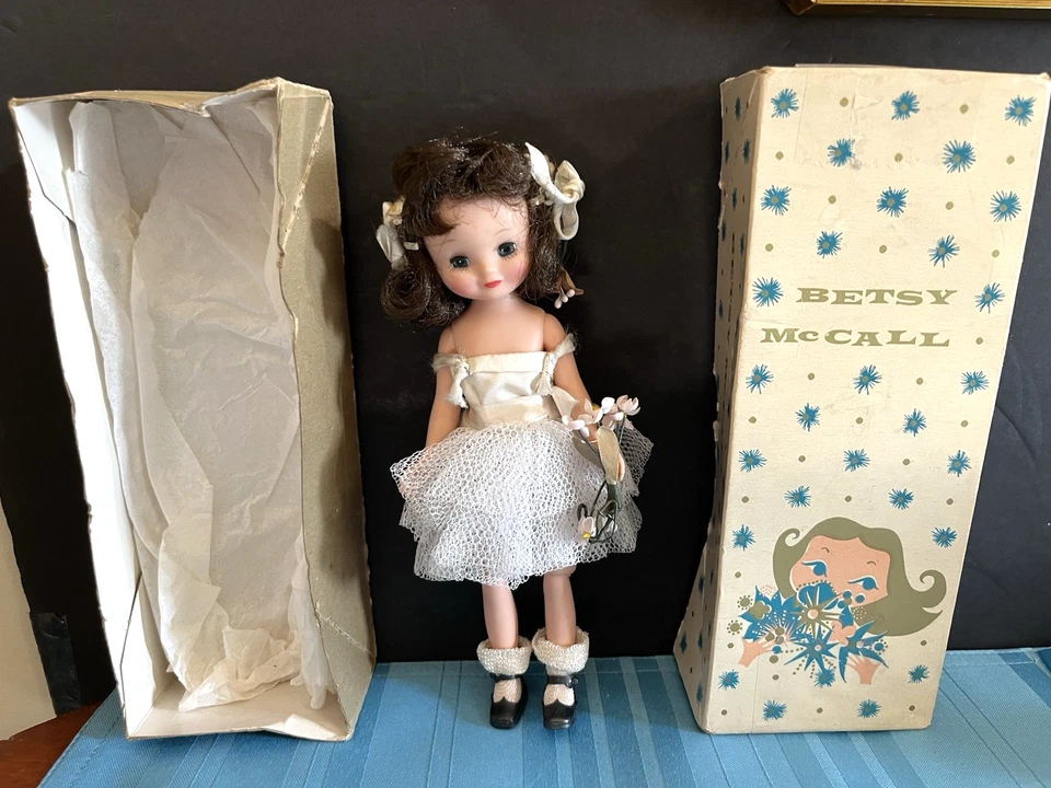 Muñeca Betsy McCall (NUEVA EN CAJA) American Miniature Corp 8" de colección, pelo marrón con lazos y flores Foto 1 de 4