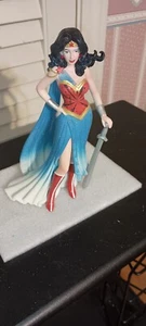 FIGURINA D.C FUMETTI-8"H WONDER WOMAN COUTRE DE FORCE DI ENESCO-NUOVA-2020 - Foto 1 di 4