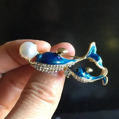 Precioso broche de cristal de ballena dorado de perlas de agua dulce de 9 mm para mujer Foto 1 de 4