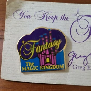 Prendedor de miembro del elenco Walt Disney World You Keep The Fantasy Alive en tarjeta original - Imagen 1 de 3