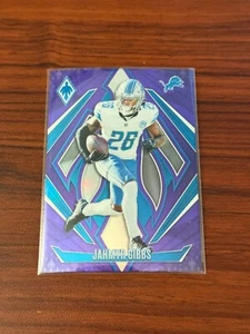 JAHMYR GIBBS 2024 PANINI CALCIO FENICE VIOLA #69 DETROIT LIONS - Foto 1 di 2