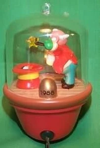 'On With the Show' Serie 'Luz y Movimiento' NUEVO Sello 1988 Ornamento - Imagen 1 de 5