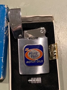 1960 Macmillan Anello Olio Motore Gratuito Automobile Zama Accendino Nuovo con scatola Sigaretta - Foto 1 di 2
