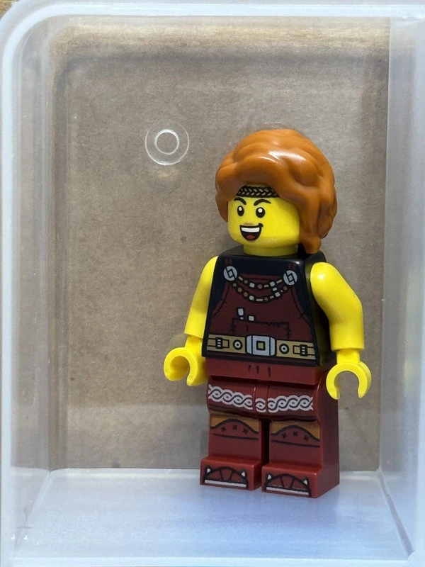 LEGO Minifigure - викинг кузнец - женщина, красный комбинезон - нет идеи 167 - кол-во 1 - Изображение 1 из 1