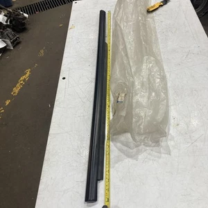 READ 1985-1990 Volvo 740 4DR RH REAR Door Window Molding Black Turbo 1392022 - Picture 1 of 9