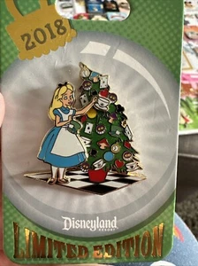 Disney Parks 2018 Happy Holidays Disneyland Resort Pin Alice Weihnachtsbaum LE - Bild 1 von 2
