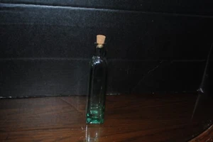 7 Zoll große olivgrün getönte quadratische Cruet Flasche Nummer 3 auf Boden - Bild 1 von 5