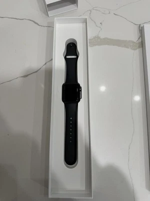 Reloj inteligente Apple Watch Series 3 38 mm estuche de aluminio plateado correa deportiva blanca Foto 1 de 4