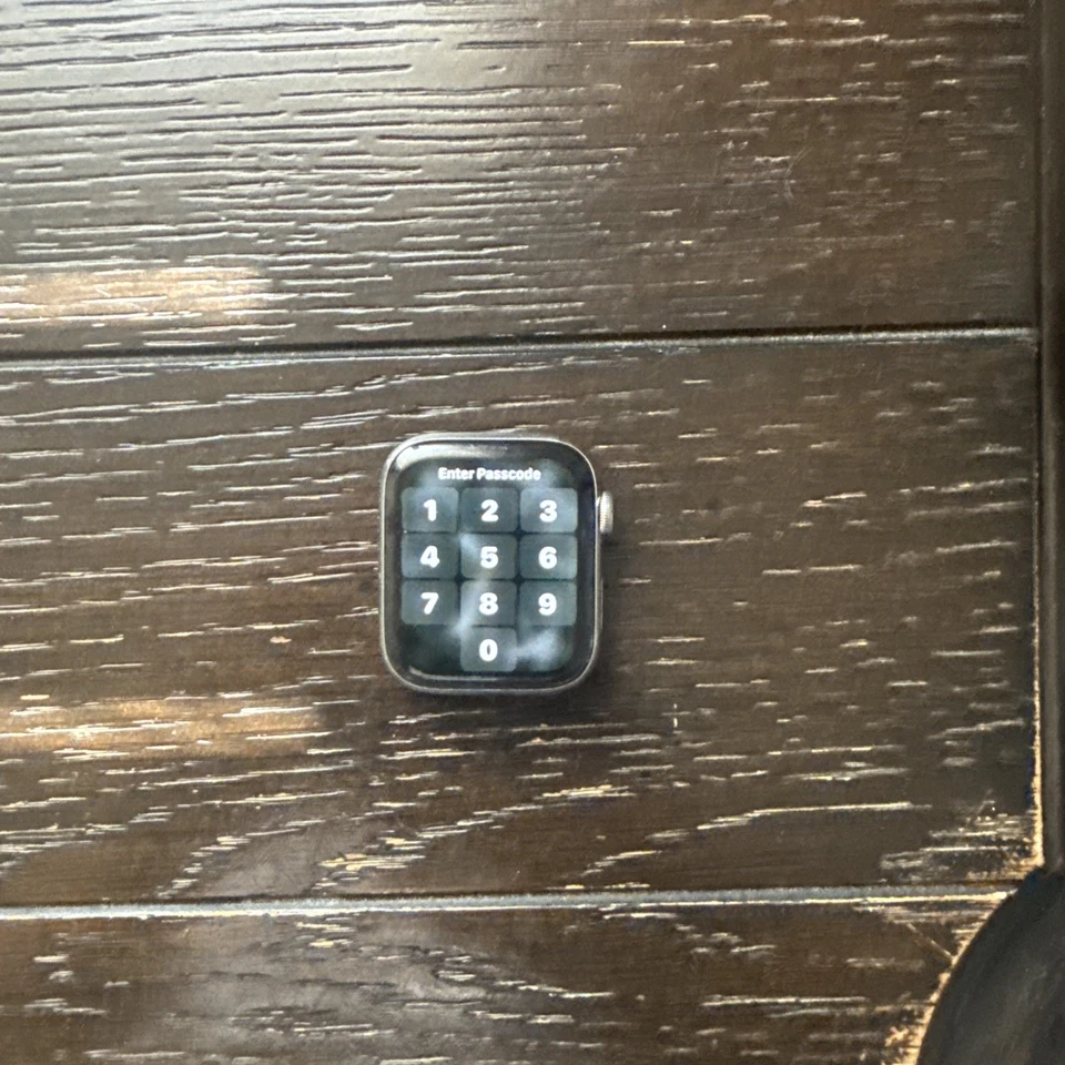 Apple Watch Series 4 44mm aço inoxidável prata – bateria precisa de substituição - Imagem 1 de 4