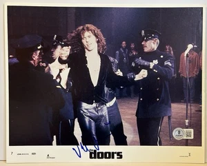 VAL KILMER FIRMADO LAS PUERTAS JIM MORRISON 8x10 TARJETA LOBBY BECKETT BAS - Imagen 1 de 3