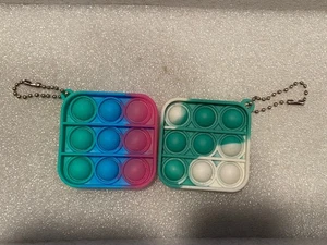 2 Fidget Pop-It's 2" grün/blau/pink & grün/weiß *gebraucht* DTC - Bild 1 von 8