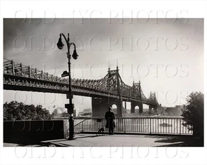 Puente Queensboro desde Riverview Terrace en la ciudad de Nueva York, mediados del siglo XX - Imagen 1 de 1