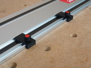 Paradas de límite de riel guía Milwaukee - Par de 2 para rieles guía de sierra de oruga Milwaukee - Imagen 1 de 5