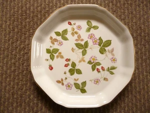 VASSOIO / PIATTO DA PORTATA OTTAGONALE FRAGOLA SELVATICA WEDGWOOD 24,5 CM - Foto 1 di 2