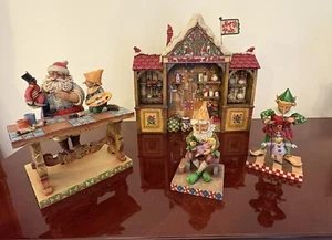 RARO Jim Shore Giocattolo Master Workshop Of Babbo Natale Set di 4 Natale COMPLETO - Foto 1 di 12