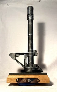 Träger Aufsteller für Colt M4 Bayo. mit Holzsockel und Gravurplatte - Bild 1 von 6
