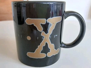 THE X FILES TM & 1996 TWENTIETH CENTURY FOX FILM CORPORATION MUG - BLACK & GOLD - Picture 1 of 11