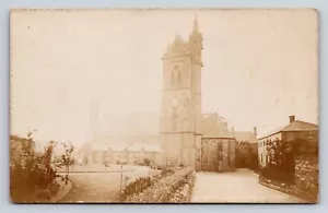 RPPC chiesa campanile orologio consett cartolina irlandese foto reale Regno Unito vecchio mondo - Foto 1 di 2